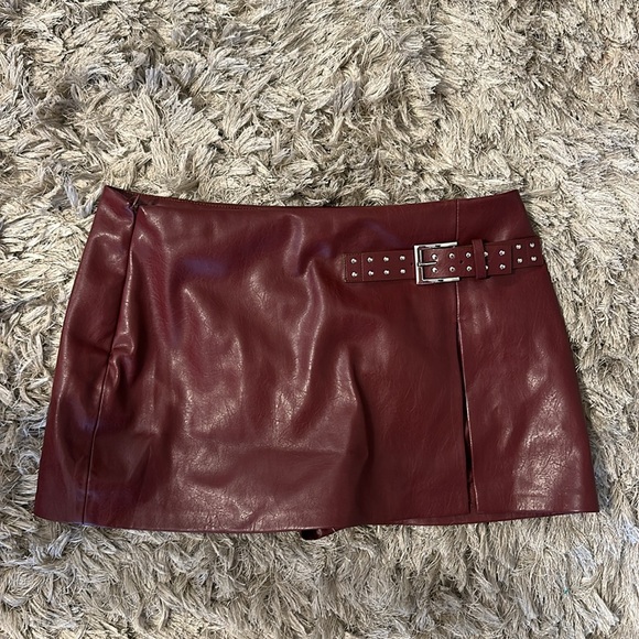 Bershka belted faux leather mini skirt in burgundy - Picture 8 of 12